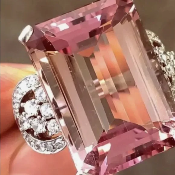 Elegant Cubic Zirconia Cocktail Ring - Luxurious  NWT Sz 7, 8, 9 available - Picture 3 of 4